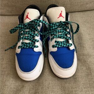 Jordan Kids’ Grade School Air Jordan 1 Low SE Basketball Shoes